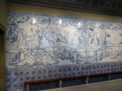 This panel, once part of the Convent of Sant’Ana in Lisbon, depicts Franciscan scenes – the creator was Manuel dos Santos, a prominent member of the ‘Cycle of the Masters’ (1690-1725), a golden era in Portugese azulejo painting
